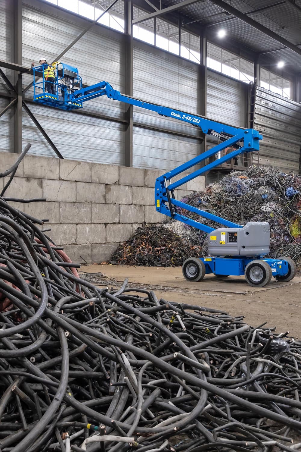 Genie Z-45/25 J Bi-Energy, nacelă articulată de 15,9 m