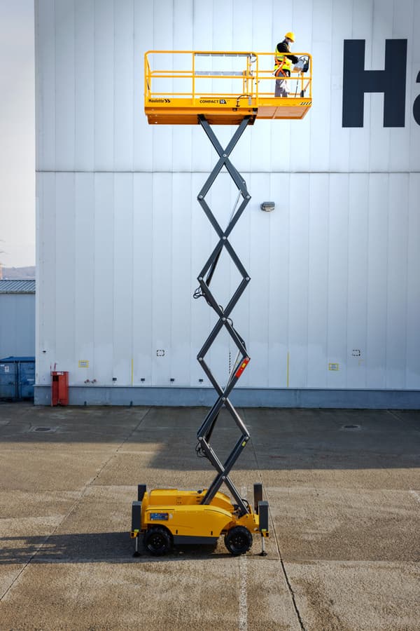 Haulotte Compact 10DX în lucru, imaginea 2