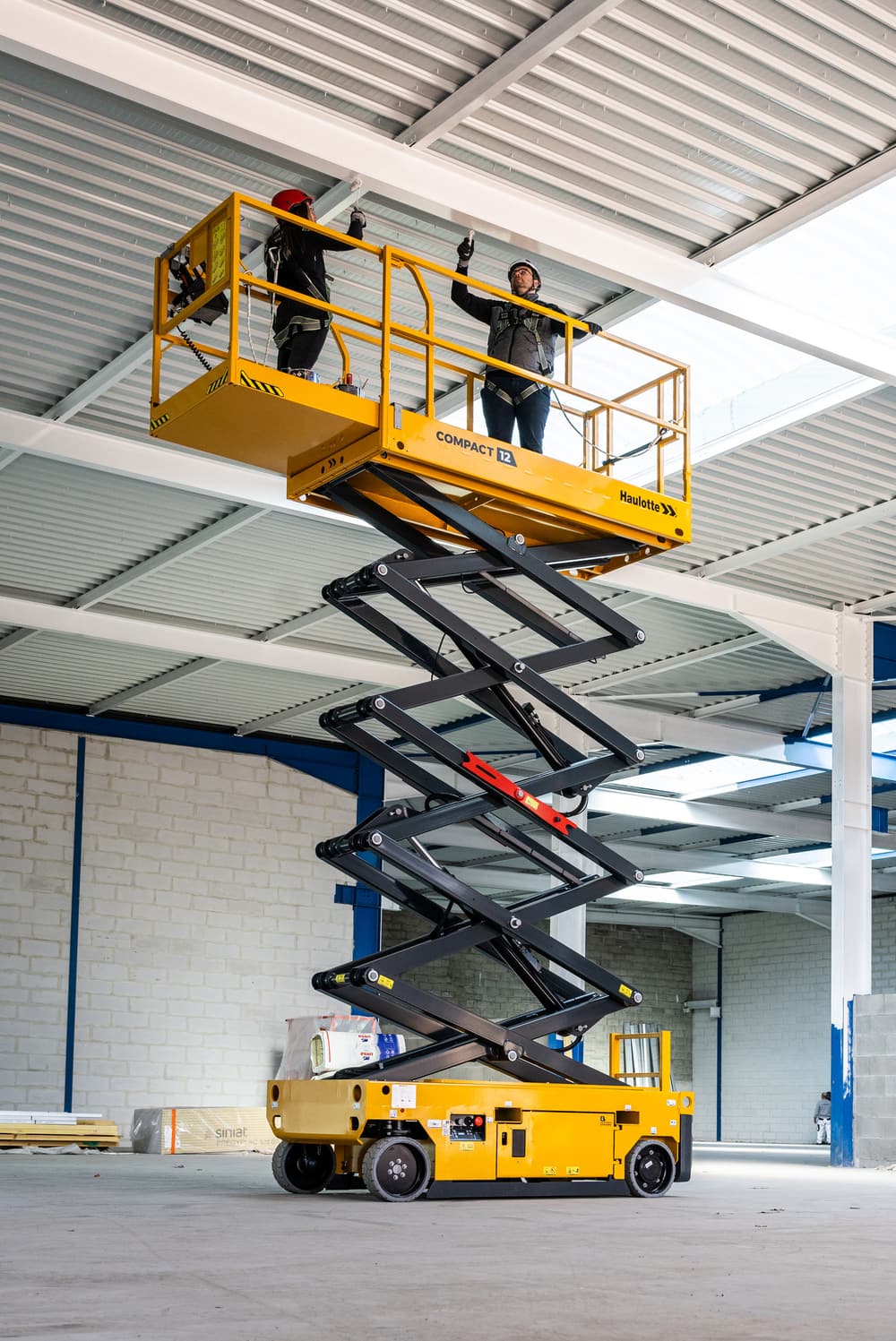 Haulotte Compact 12, platformă foarfecă de 12 m